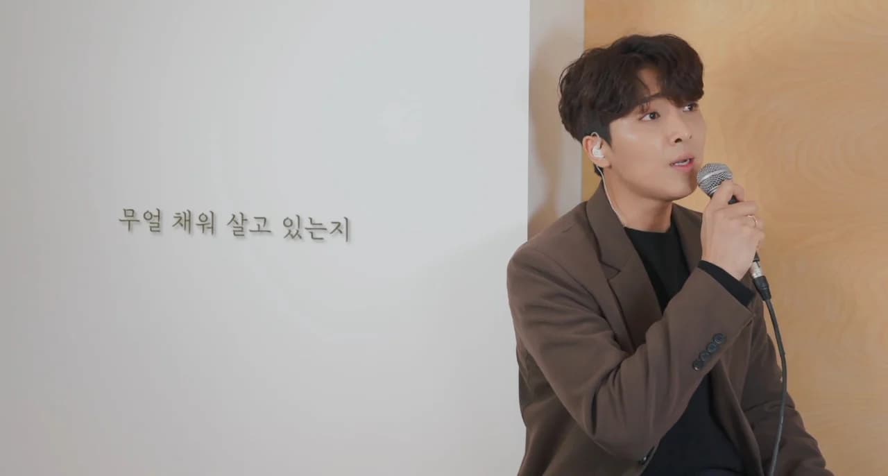 Hwang Yoon-sung's Cover of Kim Kwang-seok's 'Around Thirty' Gains Renewed Attention... Autumn Vibes Abound, Fans Say "I Listen to It Again and Again"