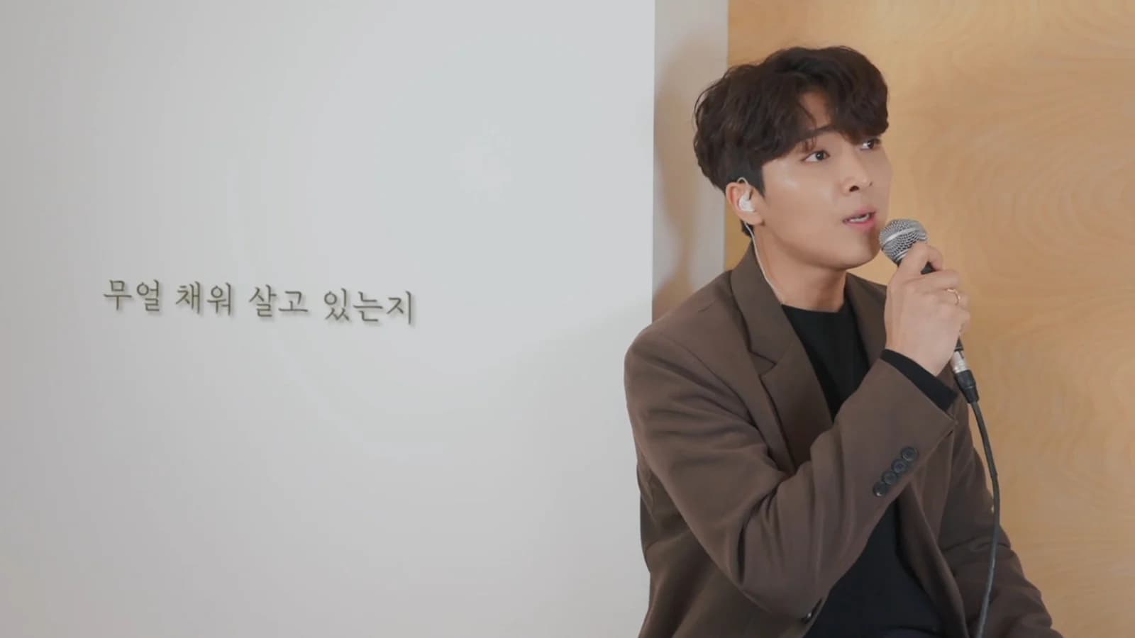 Hwang Yoon-sung's Cover of Kim Kwang-seok's 'Around Thirty' Gains Renewed Attention... Autumn Vibes Abound, Fans Say "I Listen to It Again and Again"