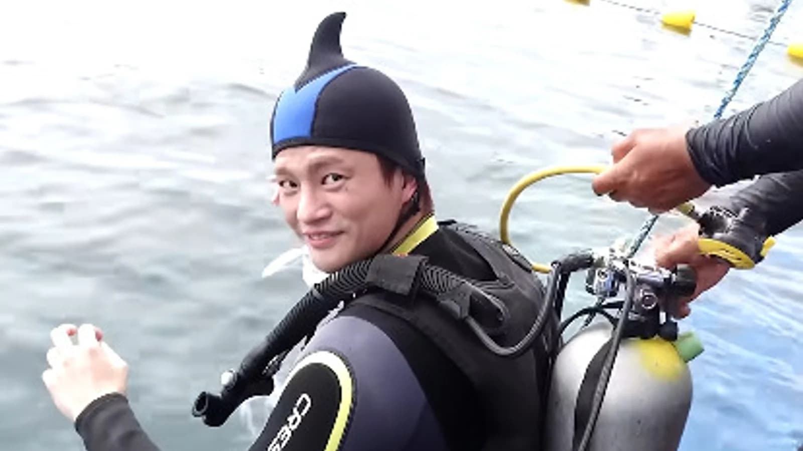 Seo In-guk's 'Most Adorable Inguk Shark' Doo-roo-roo Doo-roo-roo Video Gains Attention... Fans Erupt Over His Reversal Charm From Handsome to Cute