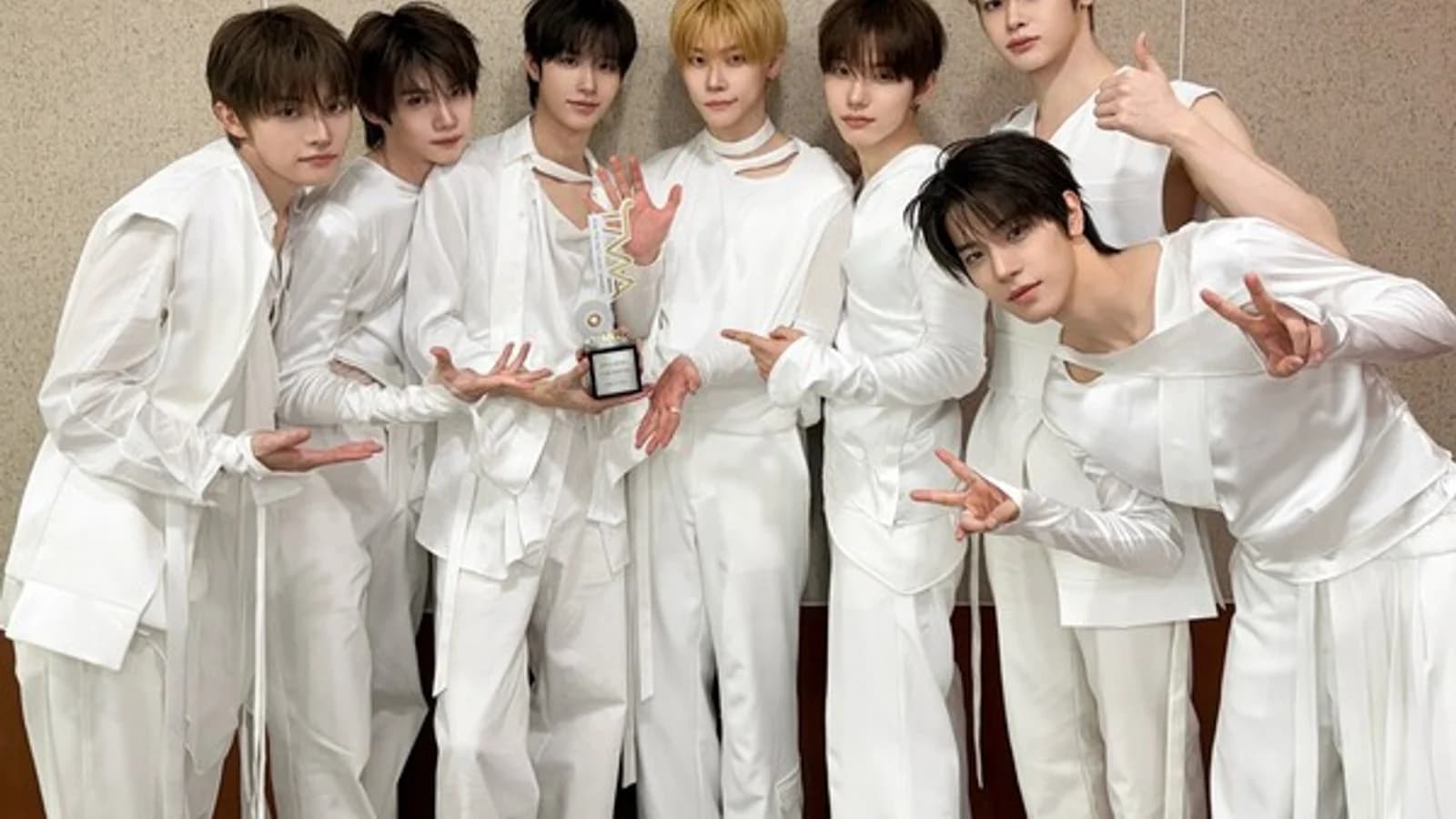 CLOSE YOUR EYES Wins Global Hot Trend Award at The Fact Music Awards for Second Consecutive Year... Achieves 11th Career Trophy