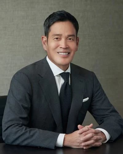 Shinsegae Chairman Chung Yong-jin Invests $1 Billion in Warner Bros. Acquisition... A Bold Bet on Hollywood Content