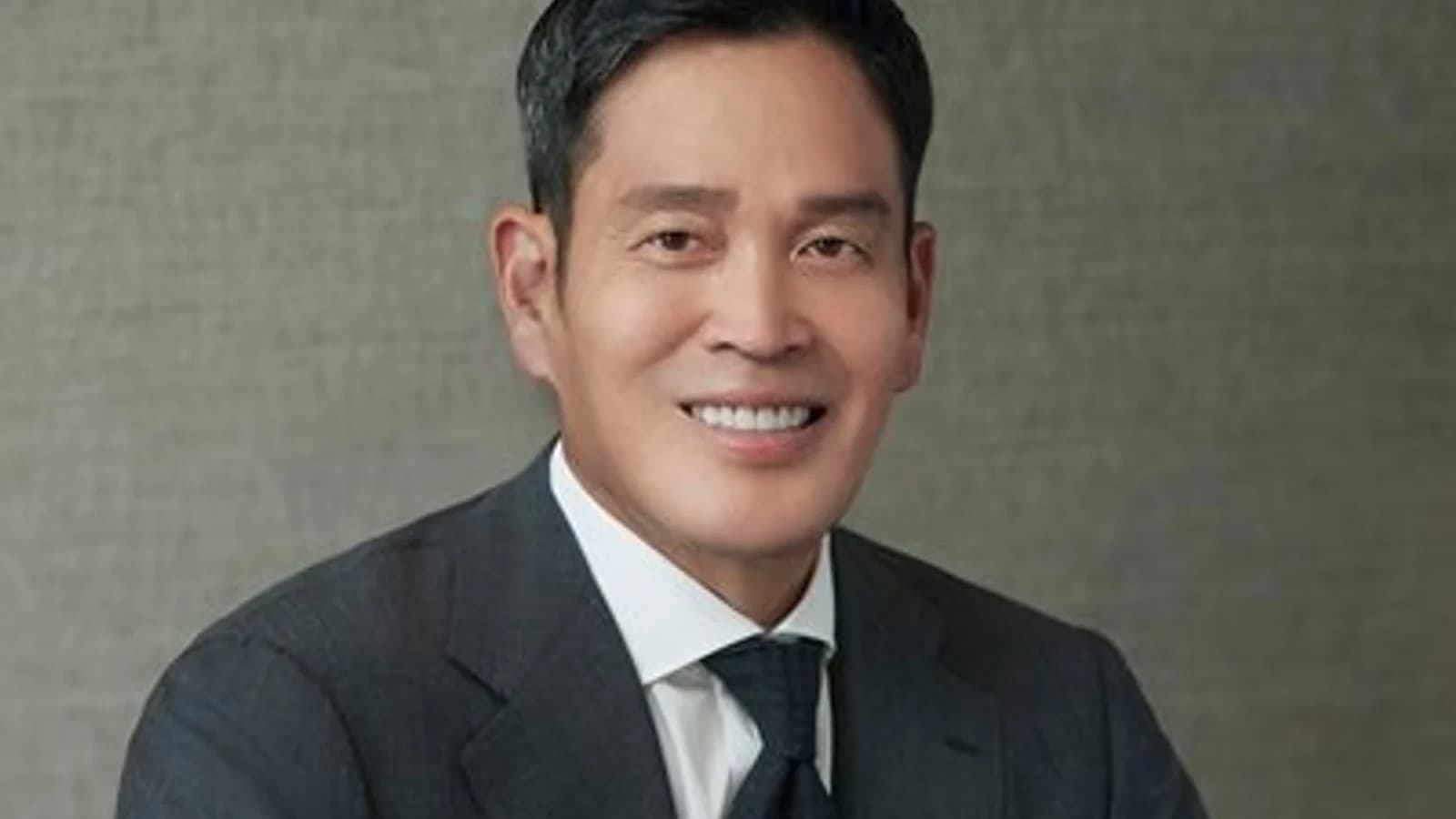 Shinsegae Chairman Chung Yong-jin Invests $1 Billion in Warner Bros. Acquisition... A Bold Bet on Hollywood Content