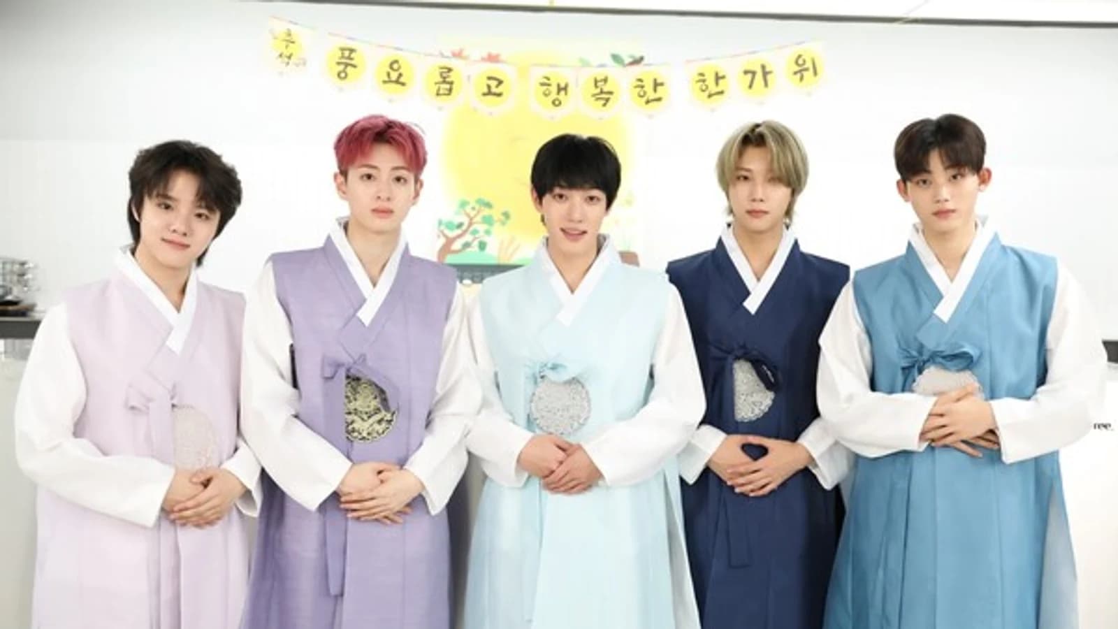 THE WIND Delivers Chuseok Greetings in Hanbok... "Have a Warm Holiday with Your Loved Ones"