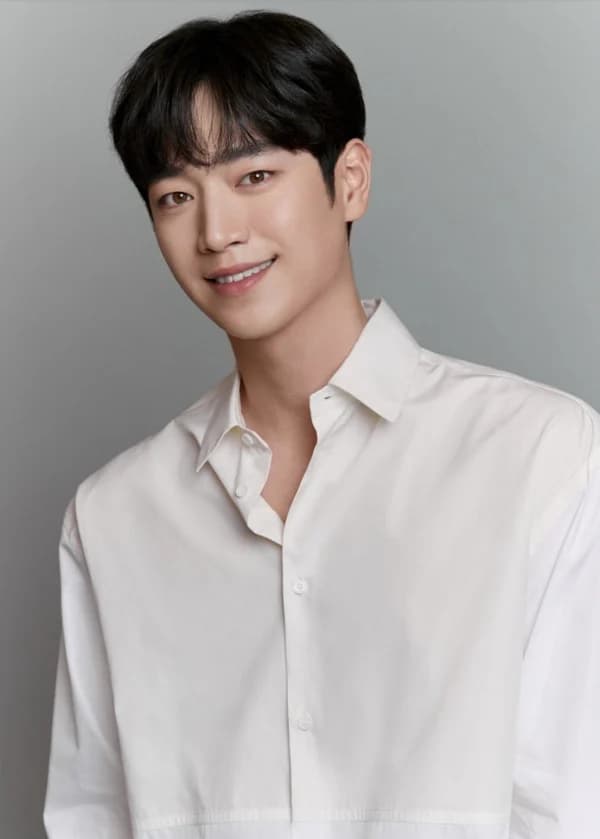 Seo Kang-jun's Harper's Bazaar Pictorial Behind-the-Scenes Draws Attention... Fans Amazed by His 'Charming Play with an Apple'