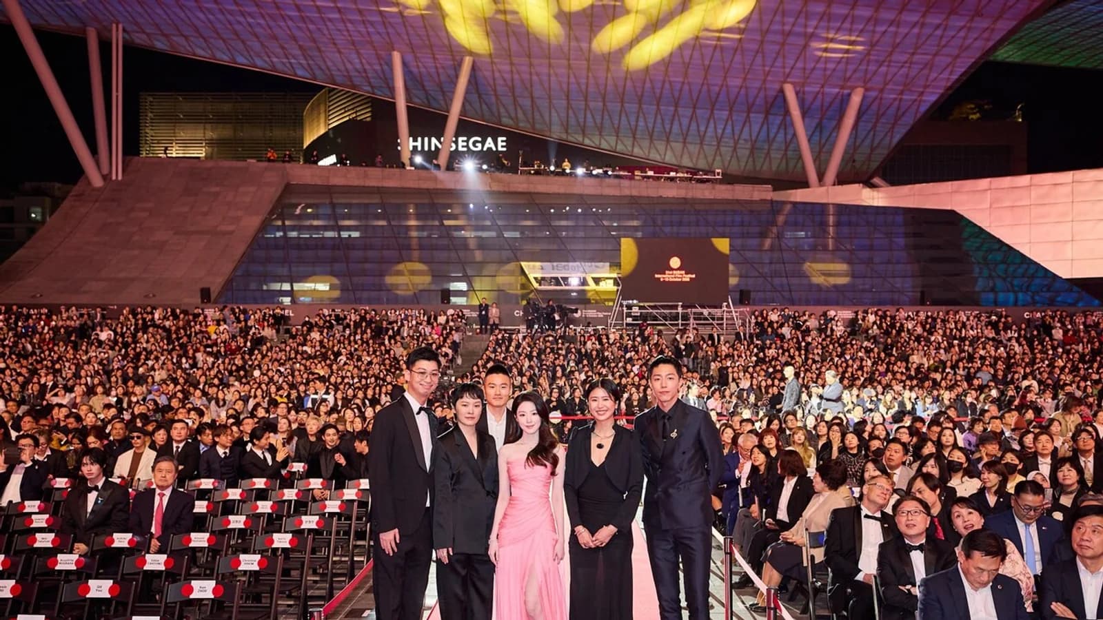 Shuhua Makes Busan International Film Festival Debut with First Lead Role in 'Happily Ever After'... Praised as 'Birth of a New Actress'