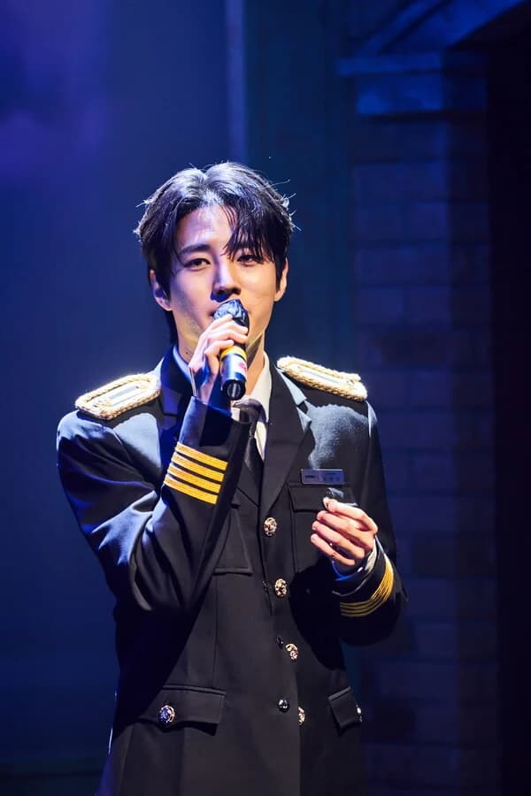 Kim Joong-yeon Sings 'Love That Left Autumn Behind' on 'Burning Troop of Roses'... Praised for Vocal Tone and Emotion, Ranks 4th in Netizen Awards and 7th in Globe