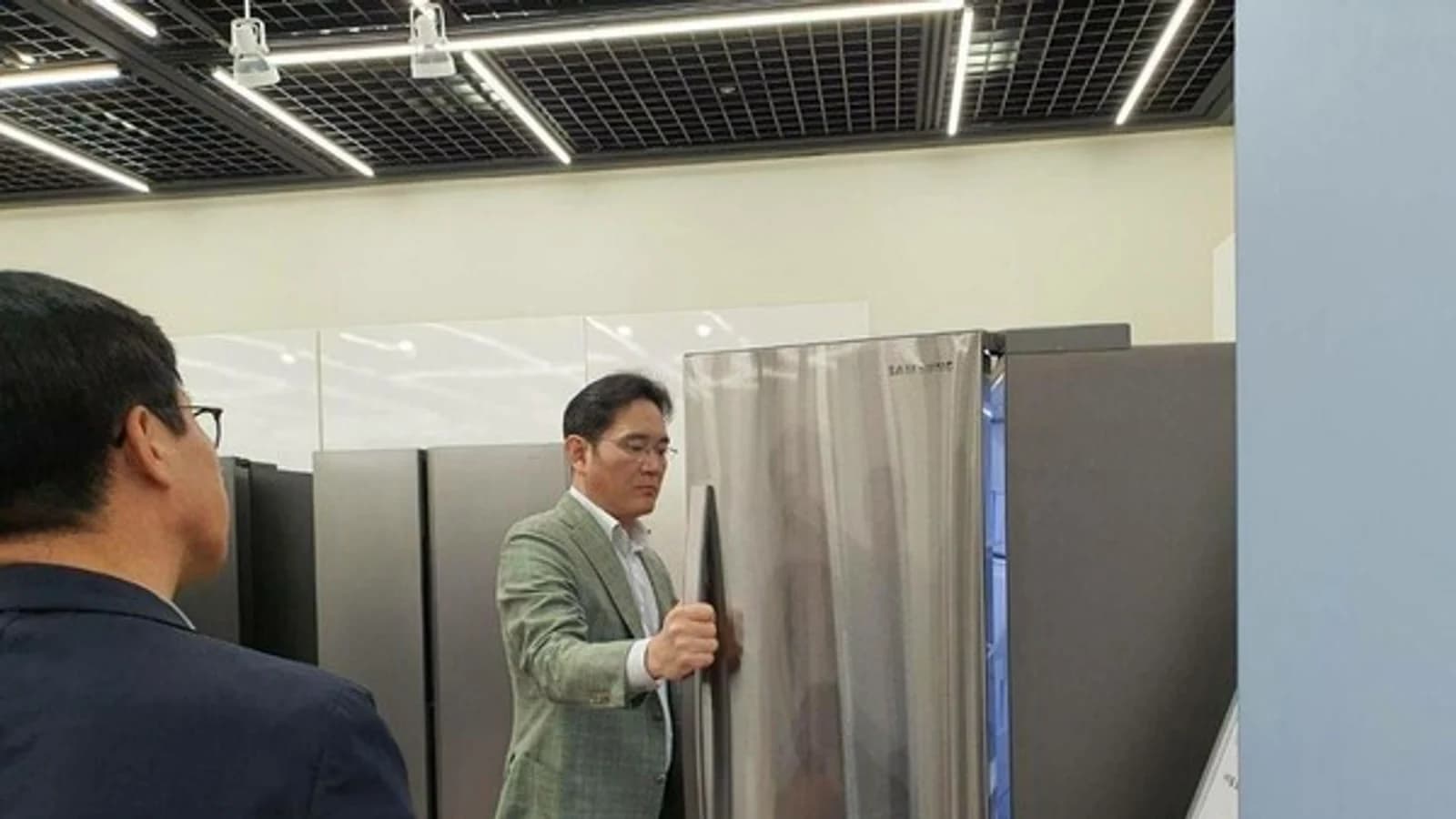 Chairman Lee Jae-yong Buys 7.66 Million Samsung Electronics Shares from Hong Ra-hee in Off-Market Deal... Stake Rises from 1.44% to 1.58%