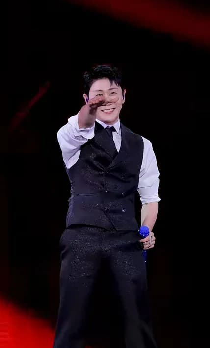 Young Tak Opens 'Tak Show 5' Seoul Concert with 'Kkeokeo'... Young-Bles Sing-Along and Encore Requests Draw 'Hot Response'