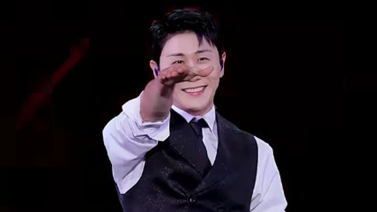 Young Tak Opens 'Tak Show 5' Seoul Concert with 'Kkeokeo'... Young-Bles Sing-Along and Encore Requests Draw 'Hot Response'