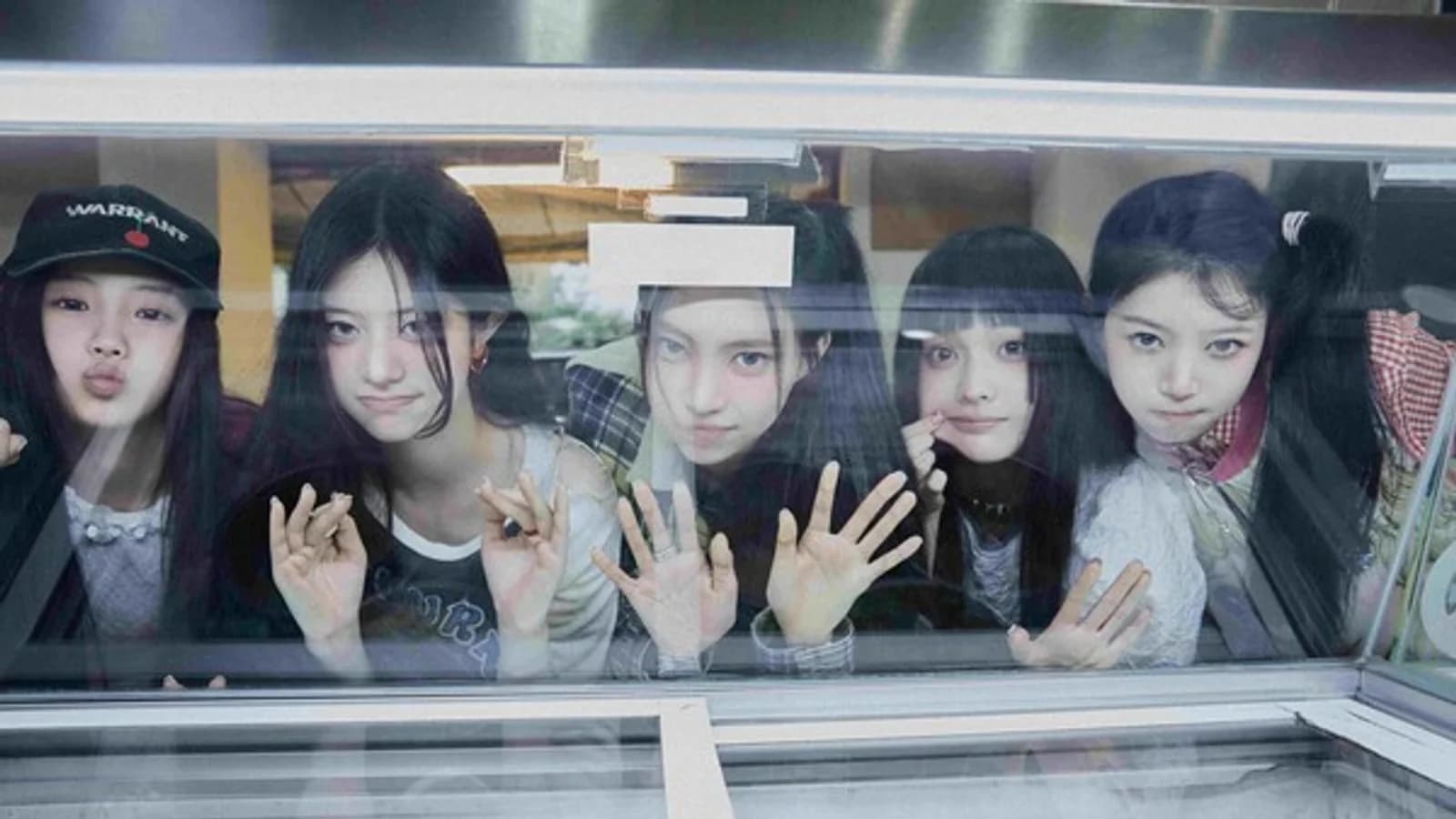 ILLIT's 'Magnetic' Surpasses 900 Million Spotify Streams... Fastest K-Pop Debut Song Streaming Record