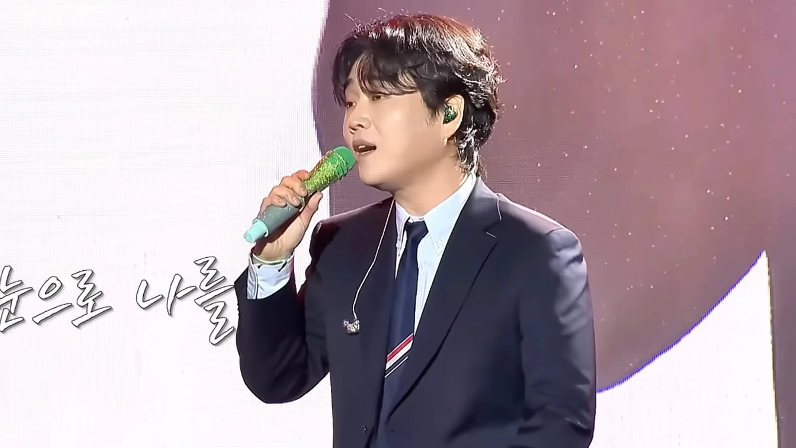 Hwang Young-woong's 'Aegata' Acoustic Live Moves Fans... "His Voice Itself Is an Instrument," Also Ranks First in Netizen Awards