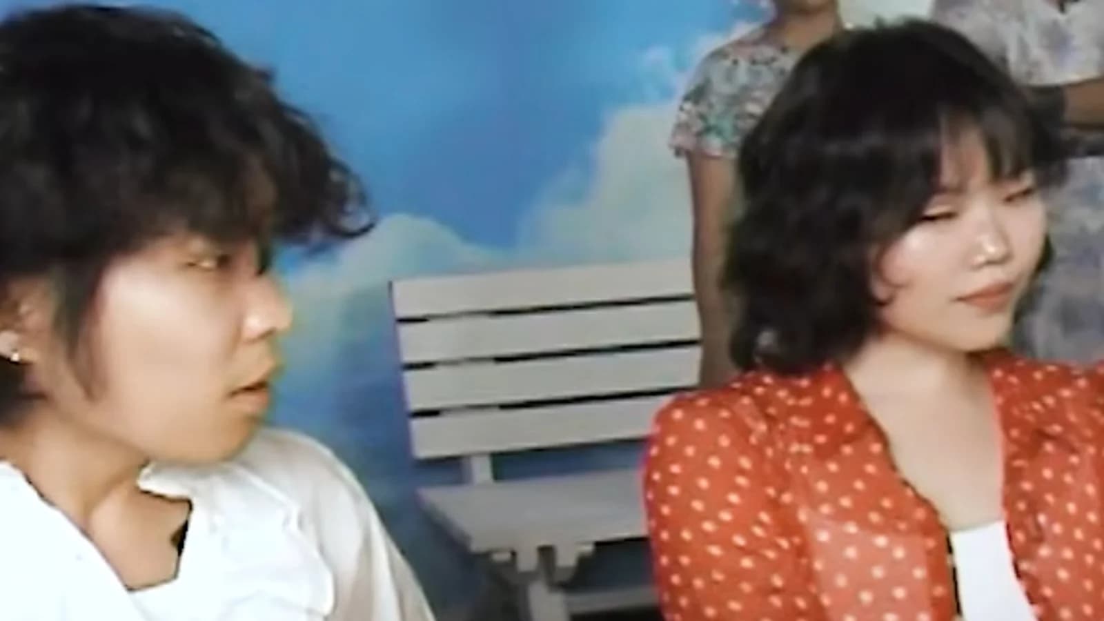 AKMU's Lee Chan-hyuk and Lee Su-hyun's Concert Fan Chant Guide Video Draws Attention... 480p Retro Vibe and Nam Do-hyung's Dubbing Have Fans 'Bursting Into Laughter'