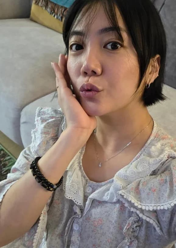Unmarried Go Eun-ah Reveals 'Baby Plans'... Mother 'Flustered,' Curiosity Grows Over the Identity of 'Blue Frog' (Banggane)
